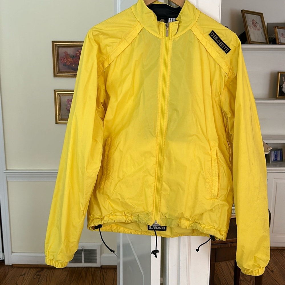 Descente Men’s size Large Yellow Nylon Mesh Lined Vented.